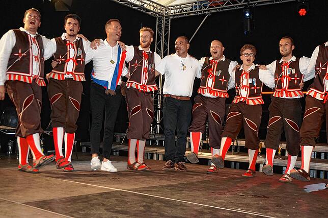 Felix Schreiner (Dritter von links) ist Bockgewinner der 557. Waldshuter Chilbi.