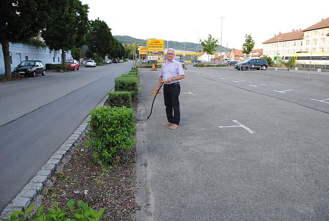Heute ist an der Güterstraße ein Parkplatz. Zu mähen gibt es nichts mehr. Dennoch hat sich Hubertus Titz für unser Bild nochmal mit ...