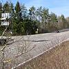 Ein geschütztes Biotop im harten Kontrast zum asphaltierten Verkehrsraum: der Geländestreifen nordwestlich der Ortszufahrt Eschbach ...