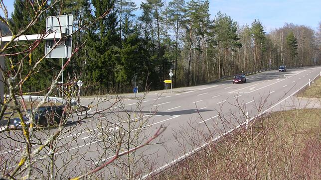 Ein geschütztes Biotop im harten Kontrast zum asphaltierten Verkehrsraum: der Geländestreifen nordwestlich der Ortszufahrt Eschbach ...