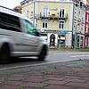 Ein Auto, hier auf einem Symbolbild, fährt auf der Bundesstraße B34 vor dem Bahnhof in Waldshut vorbei. Dort entsteht viel Verkehrslärm. ...