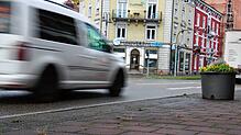 Ein Auto, hier auf einem Symbolbild, fährt auf der Bundesstraße B34 vor dem Bahnhof in Waldshut vorbei. Dort entsteht viel Verkehrslärm. ...