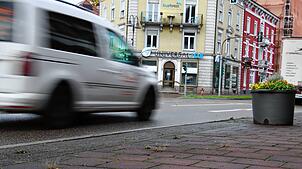 Ein Auto, hier auf einem Symbolbild, fährt auf der Bundesstraße B34 vor dem Bahnhof in Waldshut vorbei. Dort entsteht viel Verkehrslärm. ...