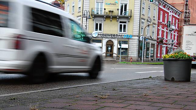 Ein Auto, hier auf einem Symbolbild, fährt auf der Bundesstraße B34 vor dem Bahnhof in Waldshut vorbei. Dort entsteht viel Verkehrslärm. ...