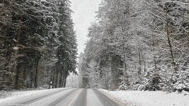 Die Straßenverhältnisse rund um Heiligenberg sind sehr winterlich. Es schneit den gesamten Donnerstagvormittag. Das Bild zeigt die ...