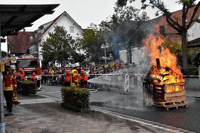 Hier zeigt die Jugendfeuerwehr Steißlingen ihr Können am brennenden Objekt.