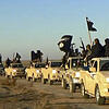 Ein Fahrzeugkonvoi mit Mitgliedern der Terrormiliz Islamischer Staat in Syrien 2017: Auch Deutsche haben sich anwerben lassen. Bild: dpa