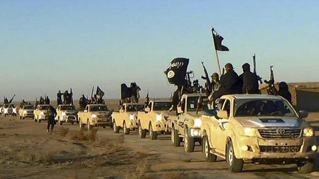 Ein Fahrzeugkonvoi mit Mitgliedern der Terrormiliz Islamischer Staat in Syrien 2017: Auch Deutsche haben sich anwerben lassen.
