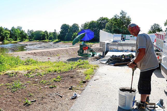Michael Godeck rührt die Schwarzabdichtung an, die an den Rändern der neuen Schwerlastbrücke aufgebracht wird.