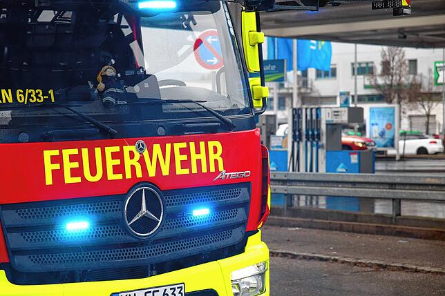 Bild 1: Rauchentwicklung aus dem Stromkasten: Großeinsatz der Feuerwehr an der Tankstelle in der Carl-Benz-Straße