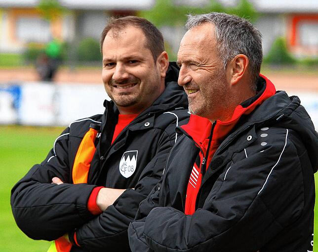 Erfolgs-Duo: Georg Isele (vorn) konnte sich schon bei seiner Tätigkeit beim FC Tiengen 08 – von Sommer 2015 bis November 2017 ...