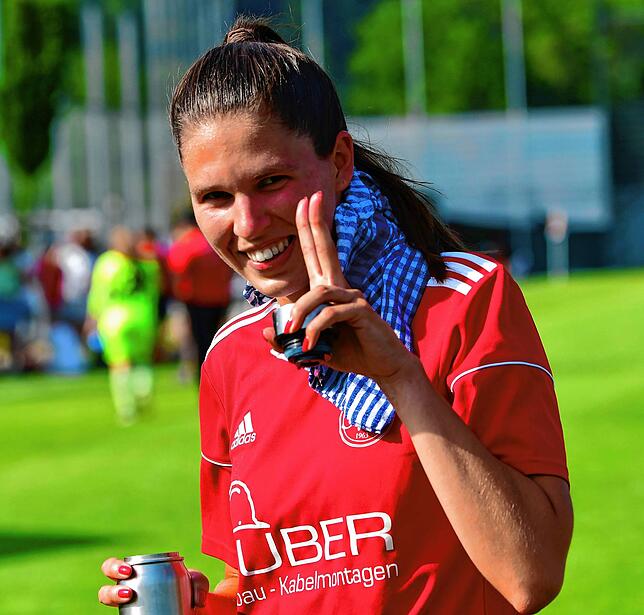 Hitzeschlacht: In der Pause war Kühlung angesagt bei Jil Lehnen, die dank der 1:0-Führung viel Optimismus ausstrahlte.
