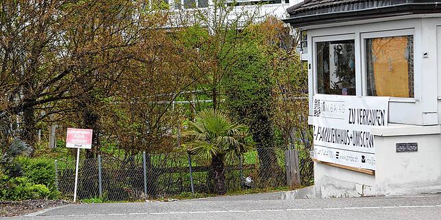 &bdquo;Zutritt verboten&ldquo; steht auf dem Schild in der Einfahrt. Am Haus machen Banner darauf aufmerksam, dass es zum Verkauf steht.