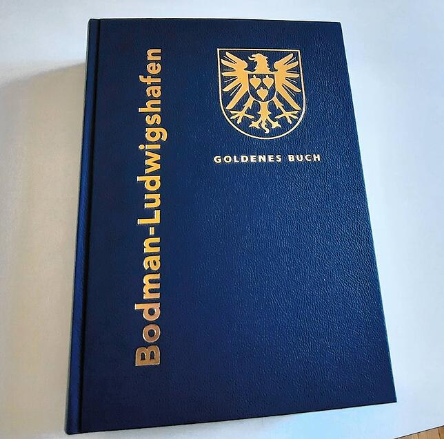 Bild 3: Und schon stehen zwei Promis drin! Das neue Goldene Buch von Bodman-Ludwigshafen füllt sich bereits