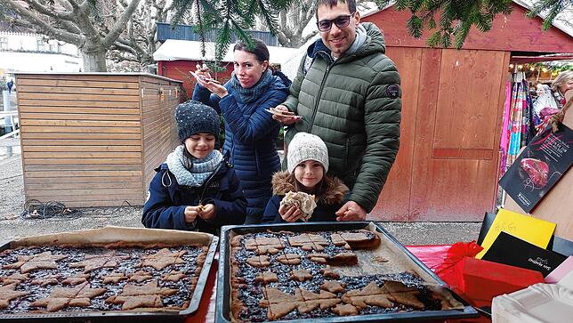 Diese Familie aus Italien genoss glutenfreie Linzerschnitten.