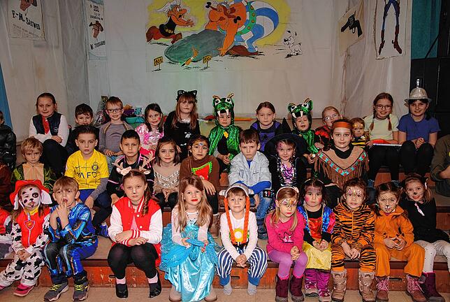 Zahlreich folgt der Narrensamen der Einladung des Musikvereins zur Kinderfasnacht in Harpolingen.