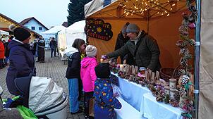 Beliebt bei der Jugend: Der Kindergarten Murgtalmäuse offerierte Plätzchen, Linzertorten und Drink Schokoladengläschen.