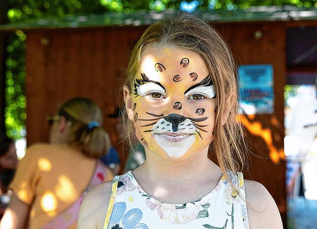 Auch das Kinderschminken gehört zum Programm des Familientags: Die fünfjährige Haley aus Hagnau verwandelte sich in eine kleine Raubkatze.