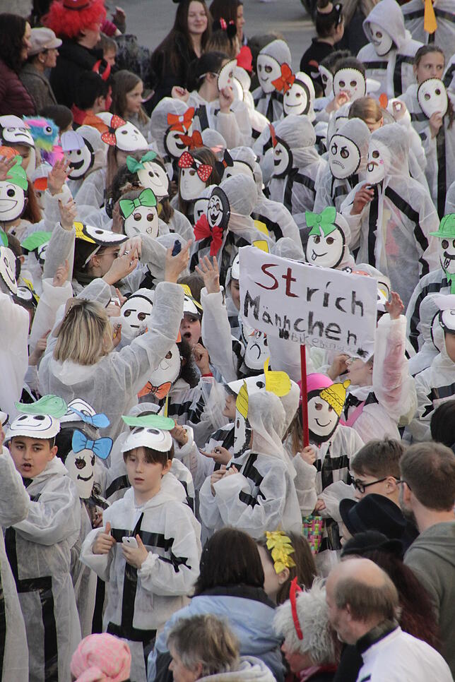 Bild 19: Bilder vom großen Kinderumzug von oben – Teil 2
