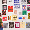 Eine Wand, viele Tüten: Ein Mann sieht sich im Museum für Alltagskultur im Schloss Waldenbuch die Sonderausstellung &bdquo;Adieu ...