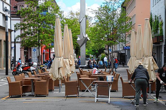 Gegen 12 Uhr sind am Samstag im Stadtzentrum von Singen viele Menschen unterwegs. Von einem Ansturm auf die Außengastronomie aber kann ...