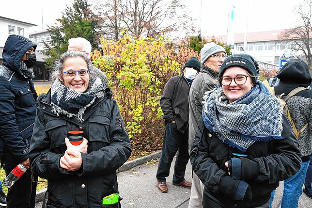 Die Stimmung ist noch gut aber kalt: Melanie Seraphin (links) und Leona Kramer.