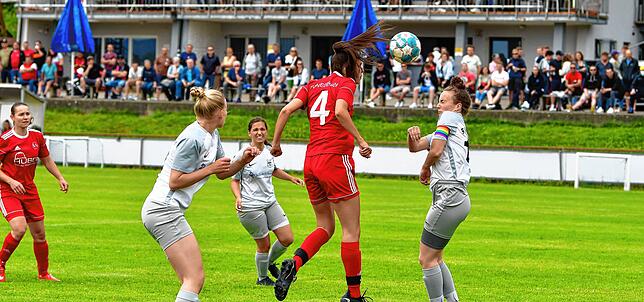 Bild 17: SV Niederhof besiegt SG Ebnet mit 4:1 im Hinspiel der Verbandsliga-Relegation &ndash; wir haben Bilder!