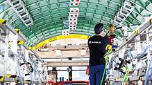 Ein Techniker arbeitet im Airbus Werk in Hamburg-Finkenwerder. Der Luft- und Raumfahrtkonzern will in diesem Jahr in Deutschland 3500 ...
