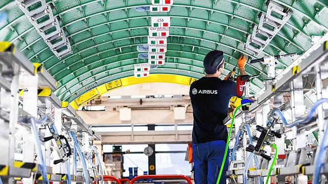 Ein Techniker arbeitet im Airbus Werk in Hamburg-Finkenwerder. Der Luft- und Raumfahrtkonzern will in diesem Jahr in Deutschland 3500 ...