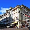 Über der Kaiserstraße in Waldshut werden die Lichterketten für die Weihnachtsbeleuchtung angebracht. Nächste Woche folgen die Lichter. ...
