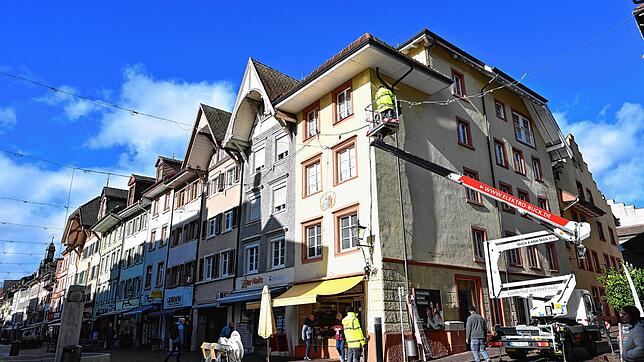 Über der Kaiserstraße in Waldshut werden die Lichterketten für die Weihnachtsbeleuchtung angebracht. Nächste Woche folgen die Lichter. ...