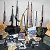Ein ganzes Arsenal an Gewehren, Pistolen, Sprengmaterial und Munition stellt die Polizei in dem Haus in Unterkirnach sicher, in dem sich ...
