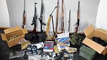 Ein ganzes Arsenal an Gewehren, Pistolen, Sprengmaterial und Munition stellt die Polizei in dem Haus in Unterkirnach sicher, in dem sich ...