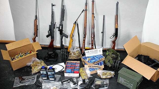 Ein ganzes Arsenal an Gewehren, Pistolen, Sprengmaterial und Munition stellt die Polizei in dem Haus in Unterkirnach sicher, in dem sich ...