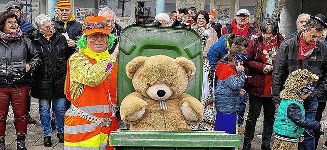 Bild 3: Der Montagsumzug in Bad Dürrheim setzt den gutgelaunten Punkt unter die diesjährige Fasnet &ndash; Teil 1