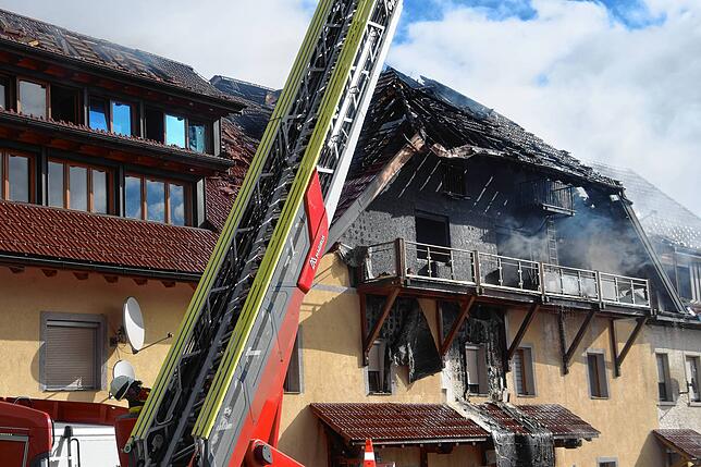 Bild 5: Feuer im Mehrfamilienhaus: Bilder vom Großeinsatz