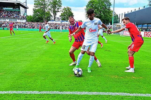 Bild 11: Pokalspiel  gegen Heidenheim: Fans feiern FC 08 Villingen trotz Niederlage