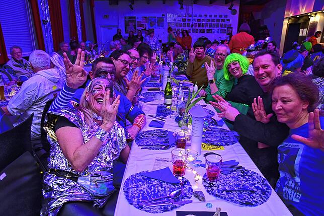 Bild 30: Narren feiern schwerelos im All