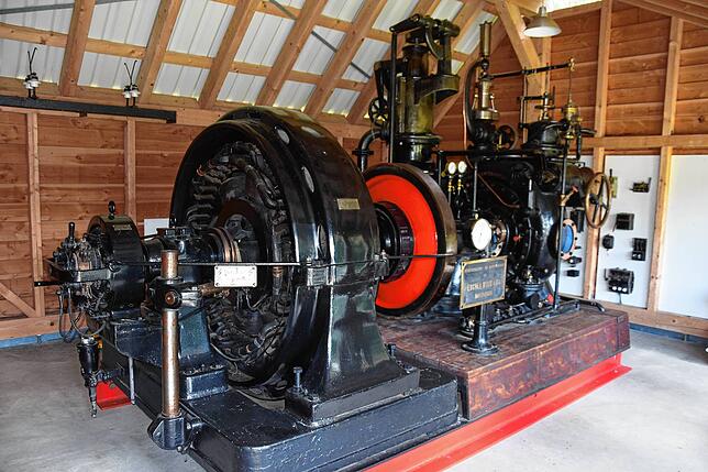 Eine Turbine mit Generator der Kraftübertragungswerke Hottingen aus dem Jahre 1908 gehört zu den beeindruckenden Exponaten des ...