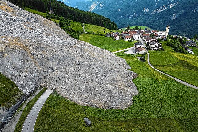 Das Dorf Brienz-Brinzauls unterhalb des Felsrutsches. Ein gewaltiger Strom an Fels und Geröll verfehlte im Juni 2023 nur knapp das ...