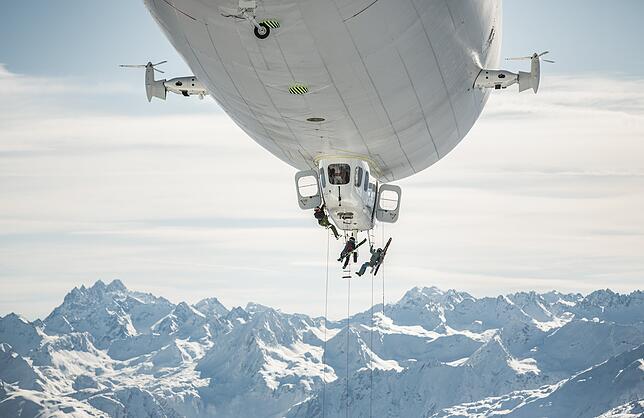 Die drei Extremsportler direkt nach dem Ausstieg aus dem Zeppelin NT.