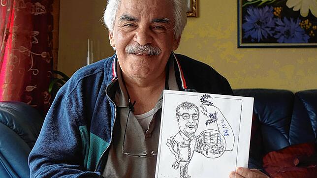 Abdelhamid Baioui zeigt seine Karikatur zur OB-Wahl in Rheinfelden.