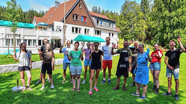 &bdquo;Es geht uns gut&ldquo;, signalisieren stellvertretend für die 40 Teilnehmer der Sommerfreizeit auf der Bernhardshütte deren ...