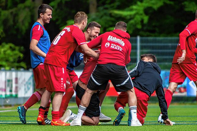 Bild 14: FC Bergalingen feiert den Titel durch einen 3:2-Sieg gegen den SV Buch II &ndash; und wir haben Bilder!