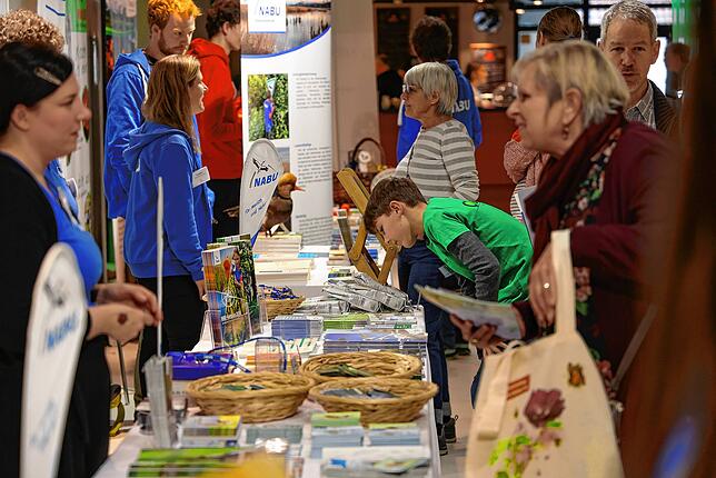 Besucher informieren sich bei den 46. Naturschutztagen in Radolfzell.