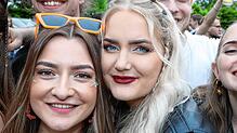 Bild : Strahlende Festival-Fans! Am ersten Nachmittag steigt die Stimmung