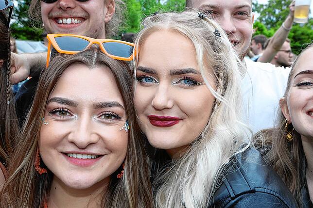 Bild 1: Strahlende Festival-Fans! Am ersten Nachmittag steigt die Stimmung