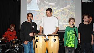 In der Schulband können sich die jungen Camphill-Schüler mit Assistenzbedarf musikalisch ausdrücken und weiter entwickeln (von links): ...