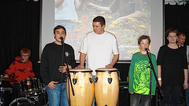 In der Schulband können sich die jungen Camphill-Schüler mit Assistenzbedarf musikalisch ausdrücken und weiter entwickeln (von links): ...