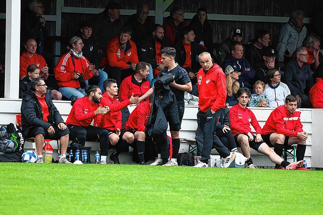 Bild 36: FC Pfaffenweiler feiert nach 2:1-Erfolg Relegationsplatz. Wir waren mit der Kamera dabei.